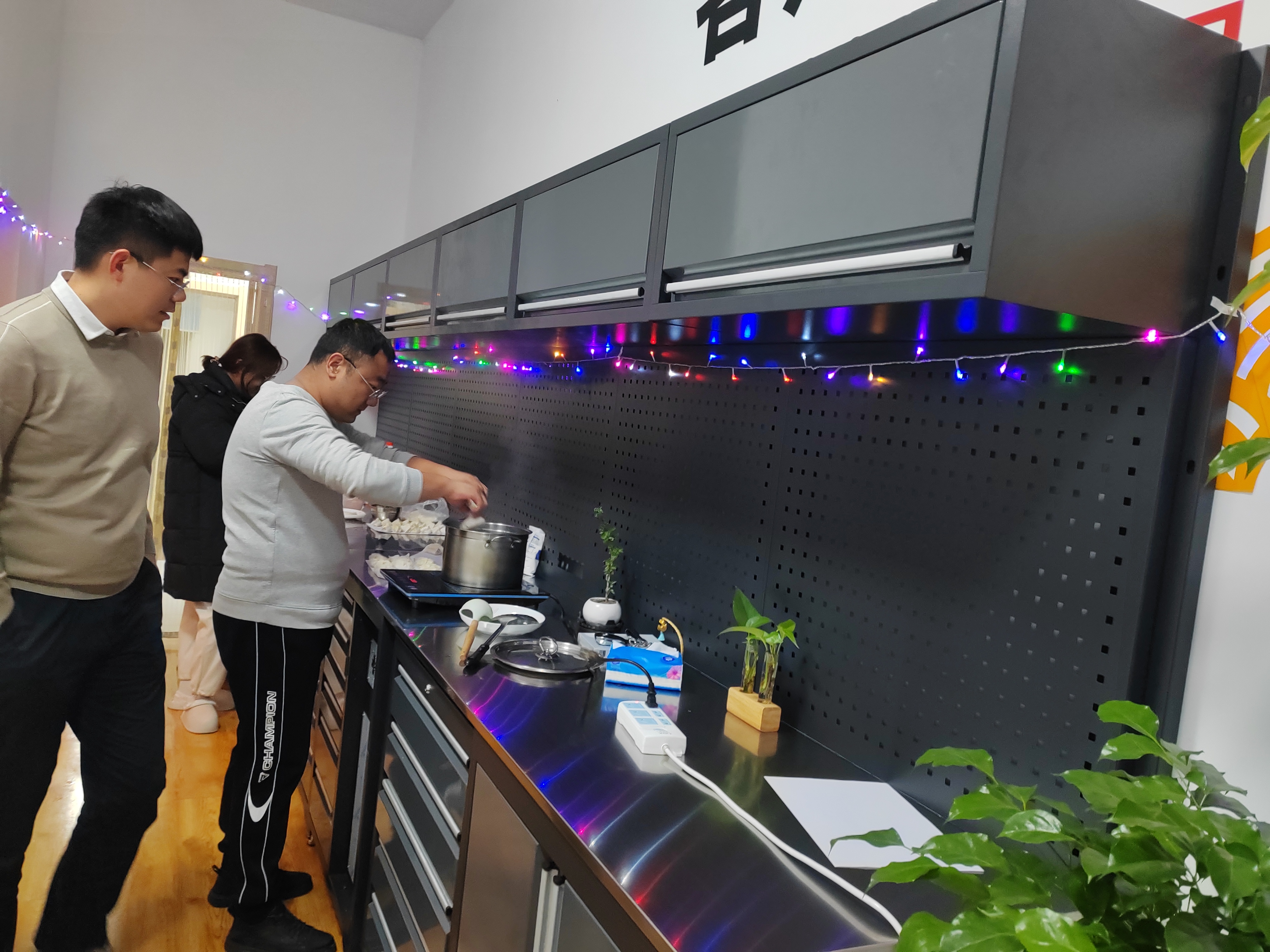 Multi-purpose tool cabinet, weekend work, make dumplings together