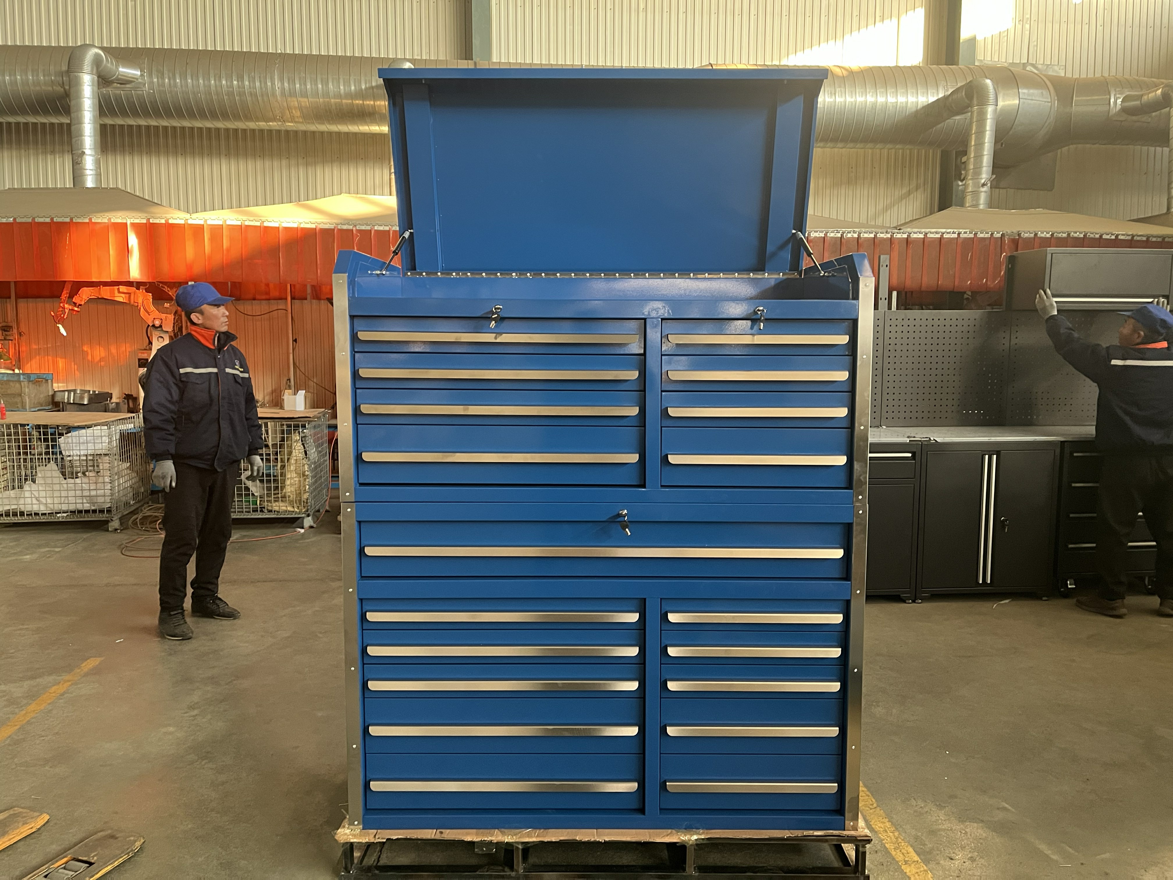 The blue cold-rolled steel tool cabinet successfully completed production, inspection, packaging and delivery