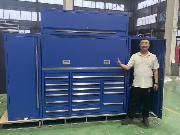 British customer orders several heavy tool cabinets